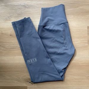 Fleo El Toro 25” Grisaille - Silky Silk, size Medium